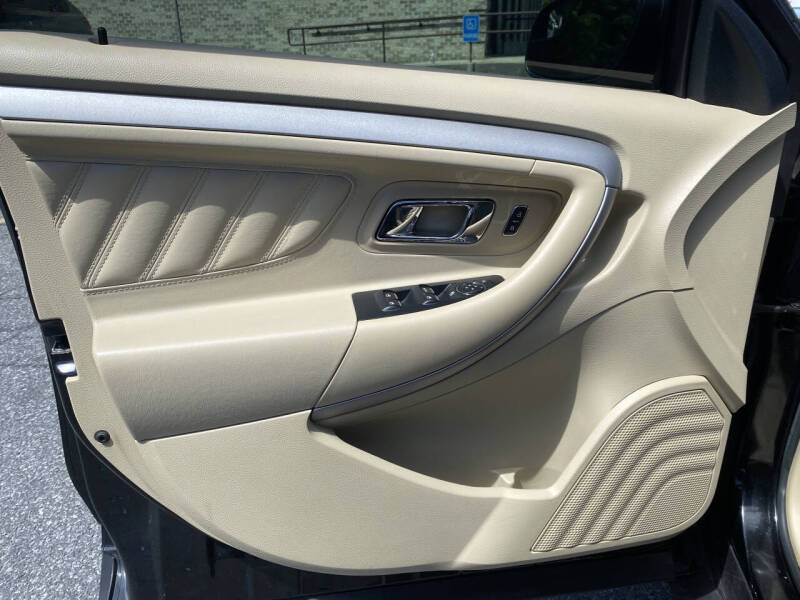 2016 Ford Taurus SE