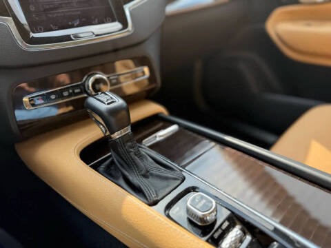 2016 Volvo XC90 T6 Momentum