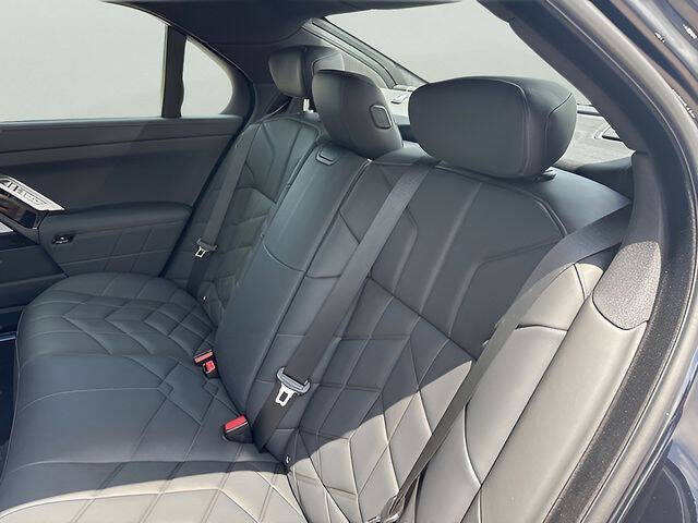 2025 BMW 7 Series 740i