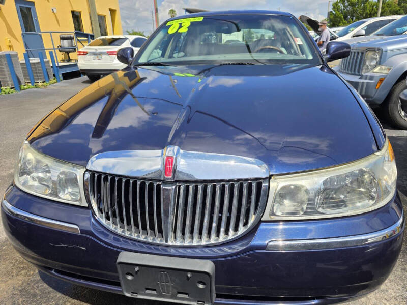 2002 Lincoln Town Car Signature photo 2