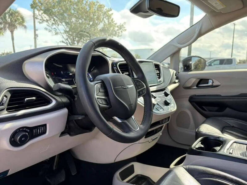 2022 Chrysler Pacifica Hybrid Touring L