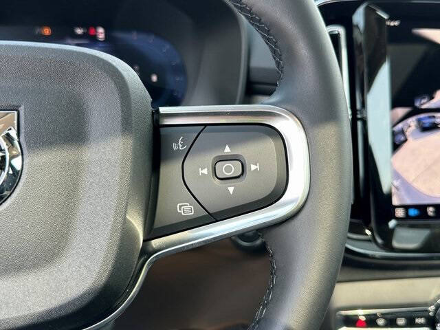 2025 Volvo XC40 B5 Ultra Bright Theme