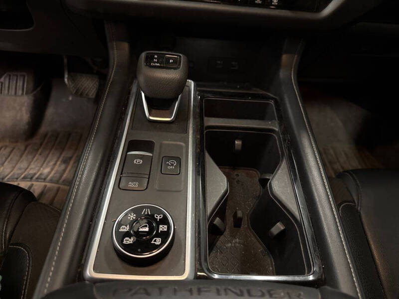 2023 Nissan Pathfinder SL