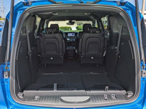 2027 Chrysler Pacifica Select
