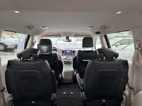 2017 Chrysler Pacifica Touring-L Plus