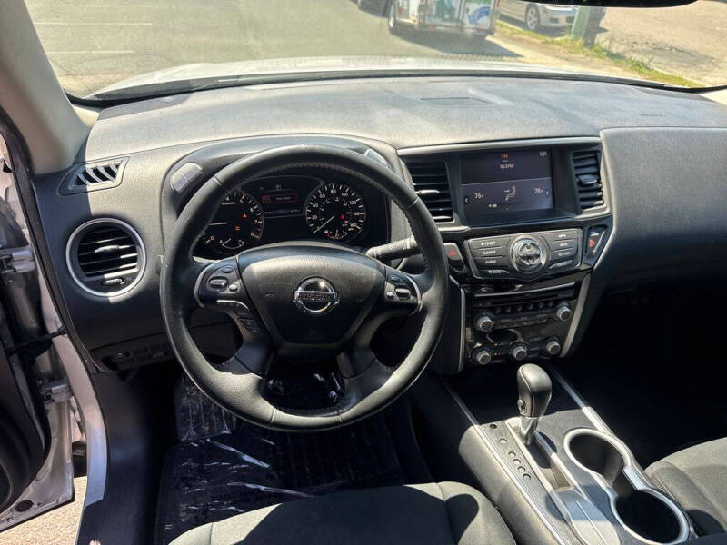2017 Nissan Pathfinder SV