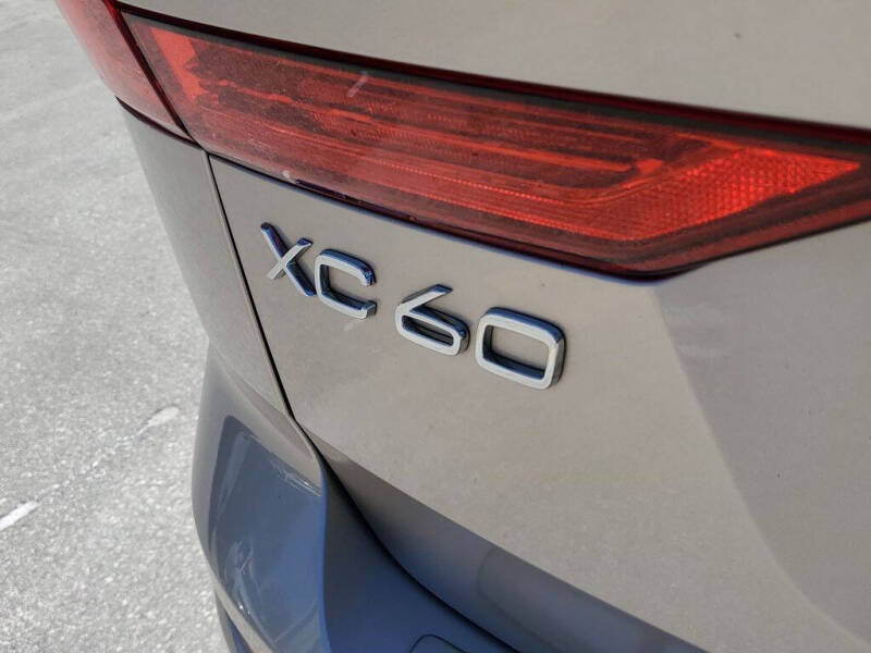 2023 Volvo XC60 B5 Plus Dark Theme