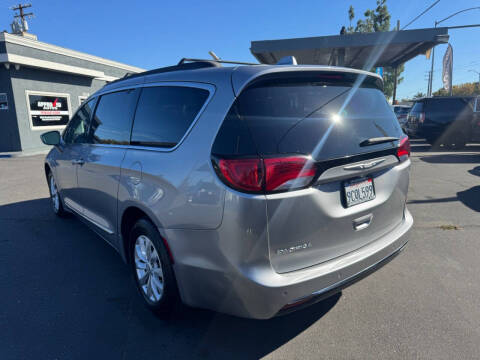 2017 Chrysler Pacifica Touring-L