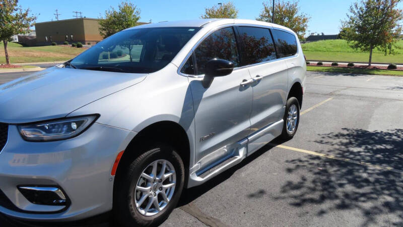2024 Chrysler Pacifica Touring L