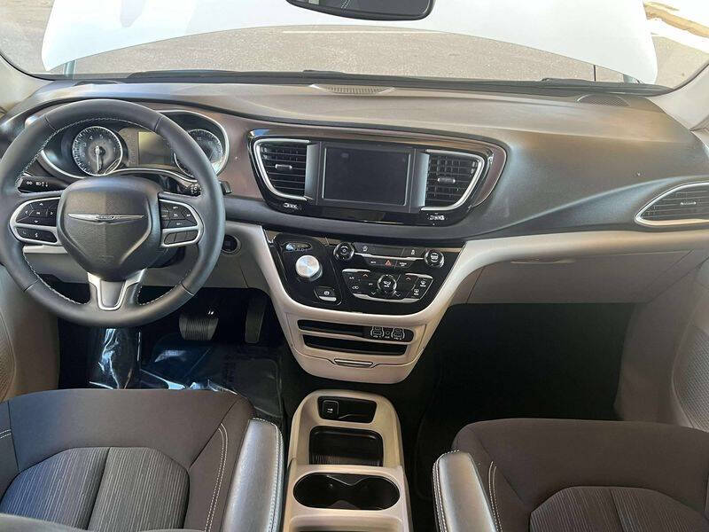 2024 Chrysler Voyager LX