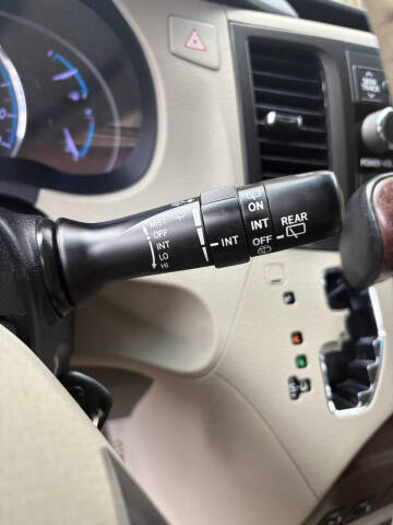 2014 Toyota Sienna XLE 7-Passenger Auto Access Seat