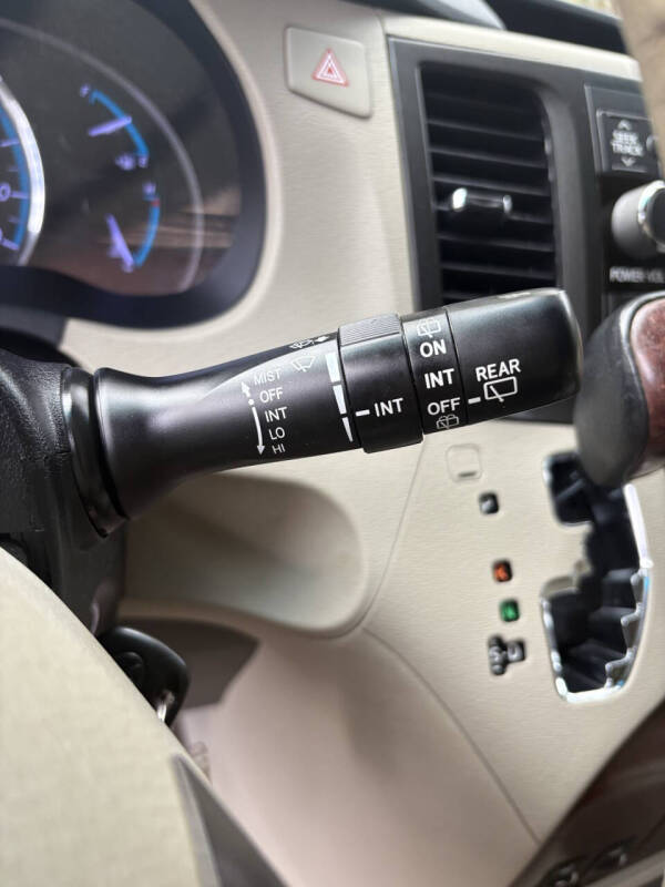 2014 Toyota Sienna XLE 7-Passenger Auto Access Seat