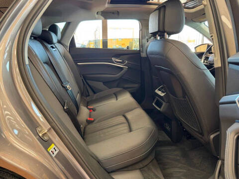 2021 Audi e-tron quattro Premium