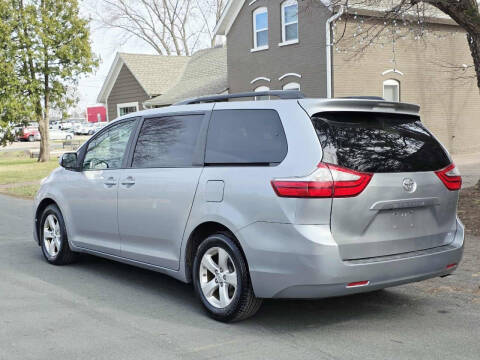2017 Toyota Sienna LE 8-Passenger
