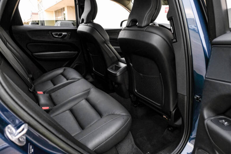 2023 Volvo XC60 B5 Plus Dark Theme