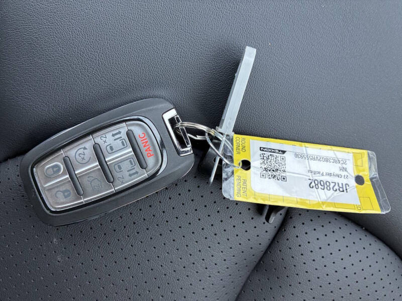 2027 Chrysler Pacifica Select