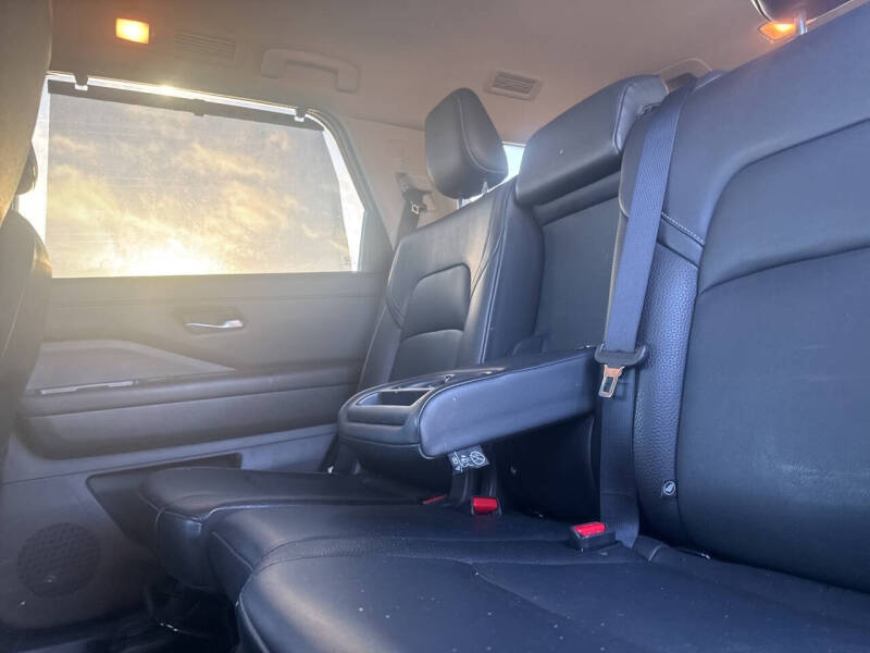 2022 Nissan Pathfinder SL