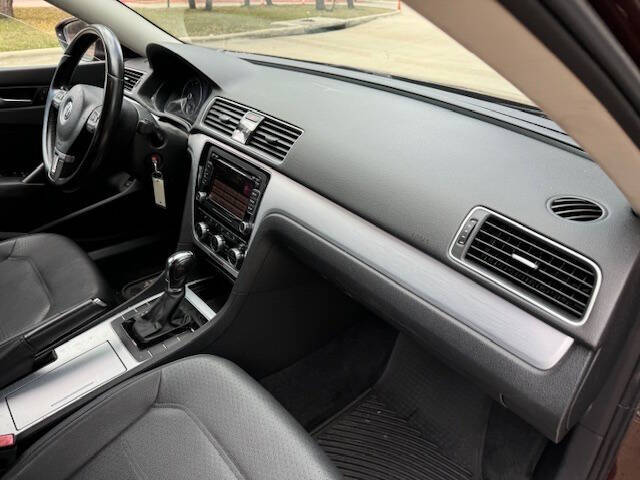 2012 Volkswagen Passat SE photo 24