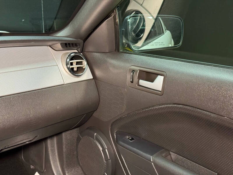 2005 Ford Mustang GT Deluxe