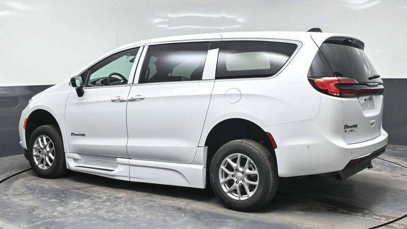 2025 Chrysler Pacifica Select