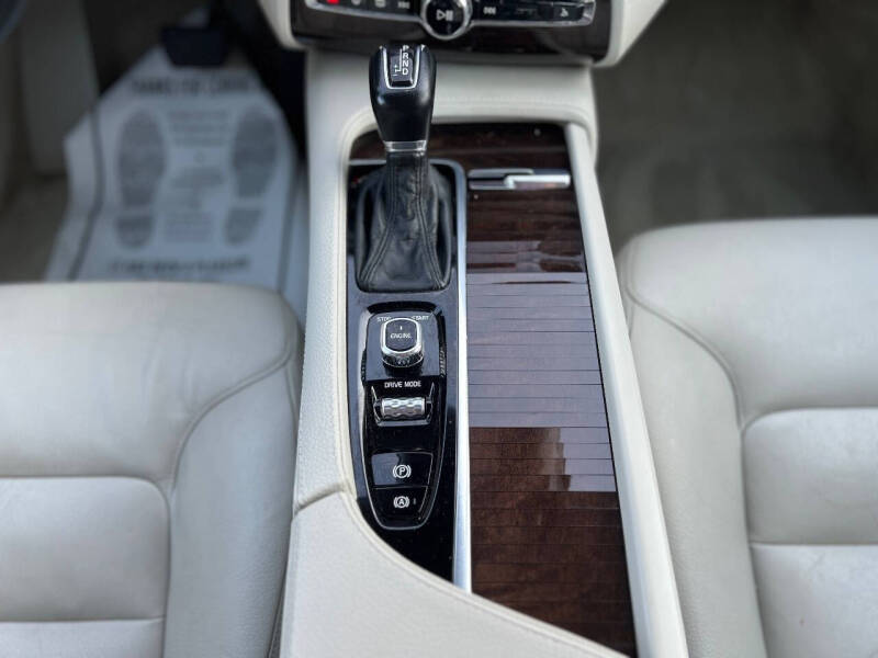 2016 Volvo XC90 T6 Momentum