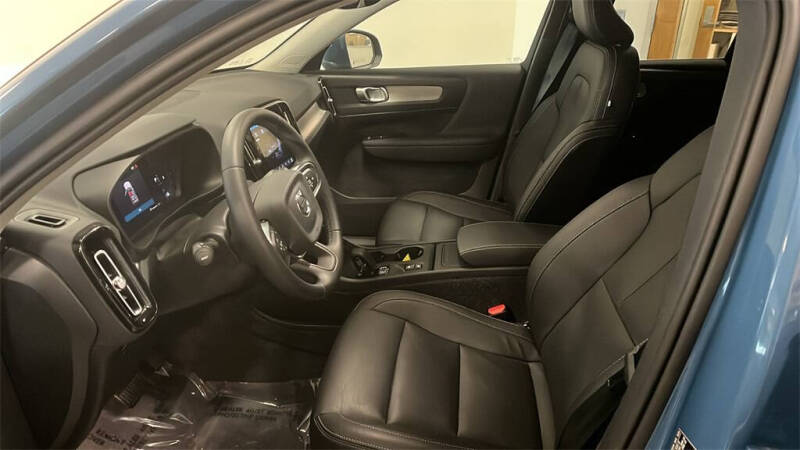 2025 Volvo XC40 B5 Core Bright Theme