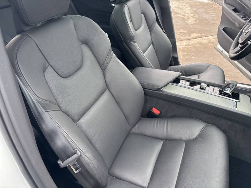 2025 Volvo XC60 B5 Plus Dark Theme