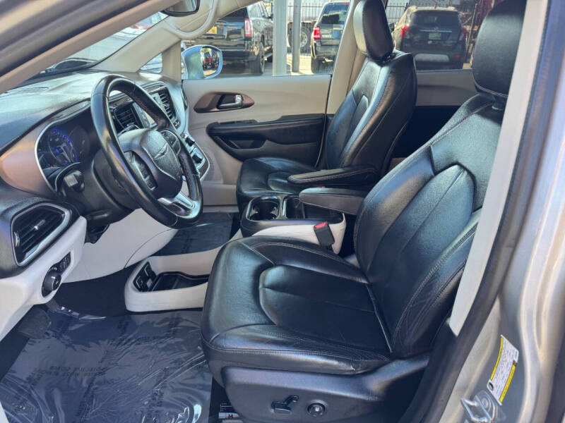 2017 Chrysler Pacifica Touring-L