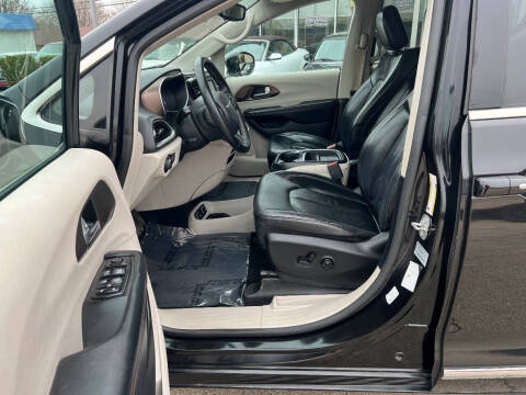 2017 Chrysler Pacifica Touring-L