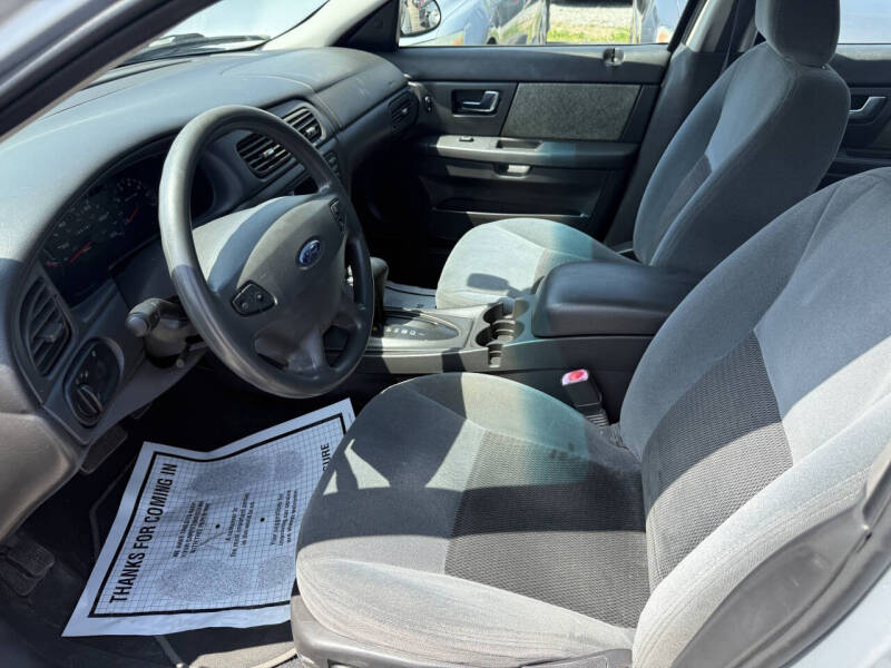 2003 Ford Taurus SE