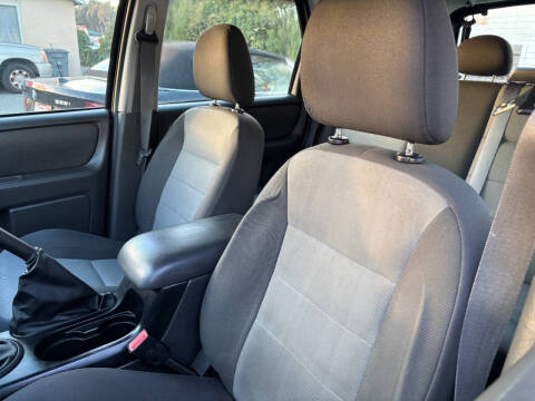 2005 Ford Escape XLS