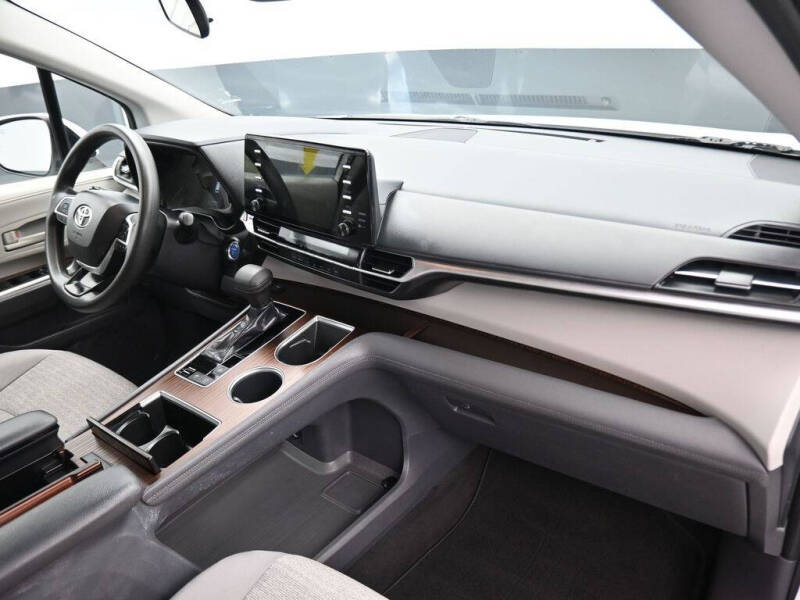 2021 Toyota Sienna LE 8-Passenger