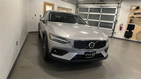 2025 Volvo V60 Cross Country B5 Plus