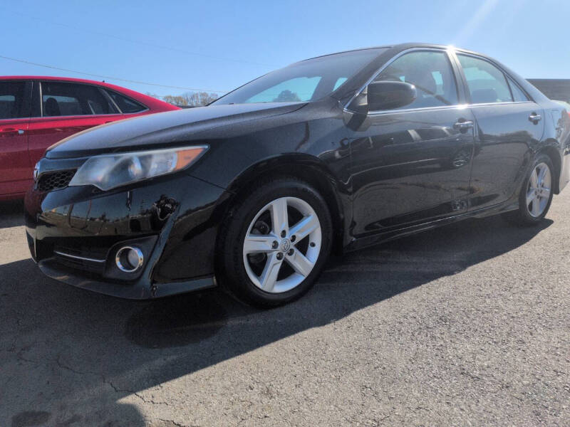 2014 Toyota Camry SE's photo