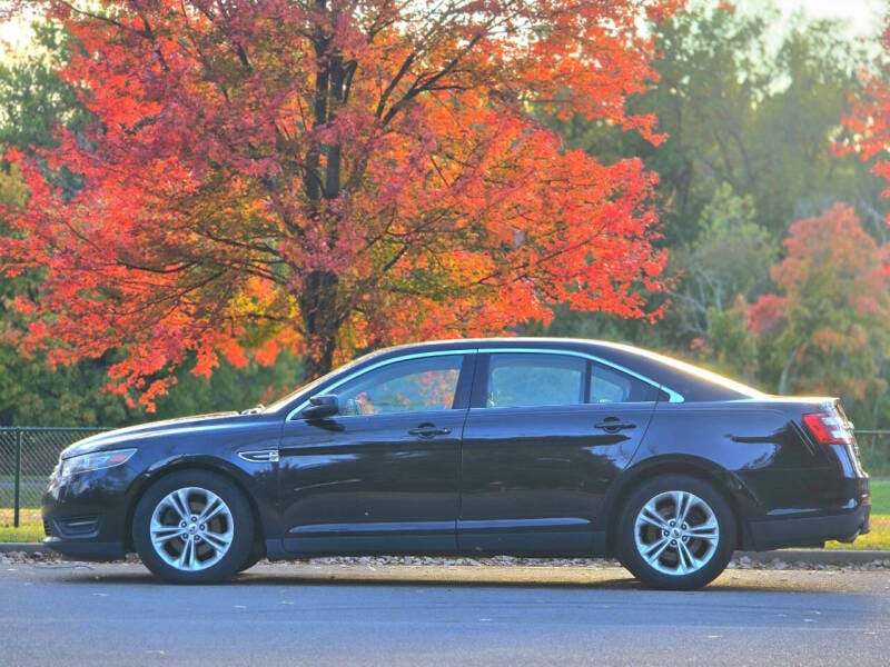 2016 Ford Taurus SEL photo 9