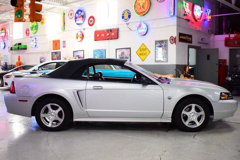 2004 Ford Mustang Deluxe
