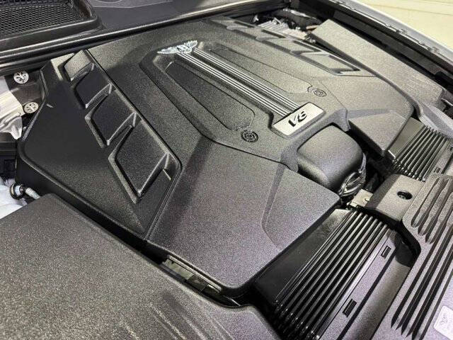 2023 Bentley Bentayga EWB V8