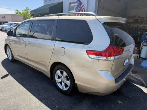 2012 Toyota Sienna LE 8-Passenger