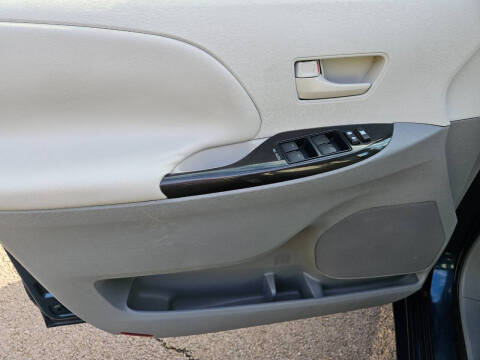 2011 Toyota Sienna LE 7-Passenger Auto Access Seat