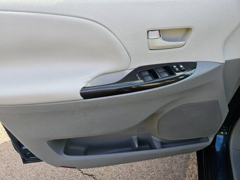 2011 Toyota Sienna LE 7-Passenger Auto Access Seat