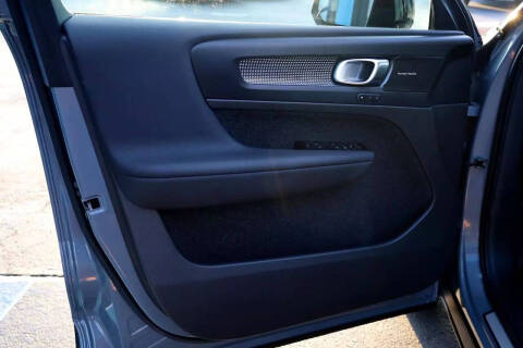 2022 Volvo XC40 T4 R-Design