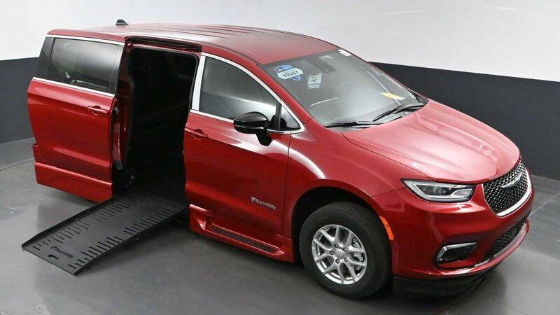 2025 Chrysler Pacifica Select - Photo 14