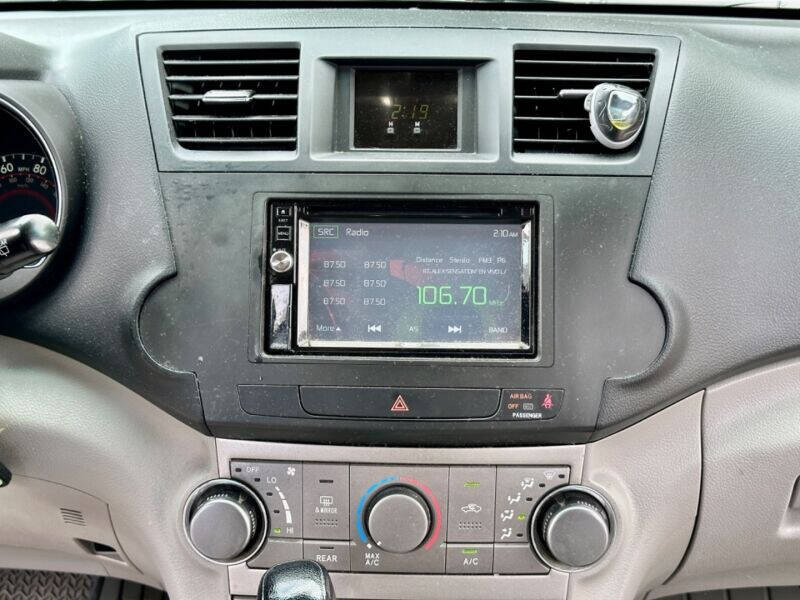 2012 Toyota Highlander  - $17,995