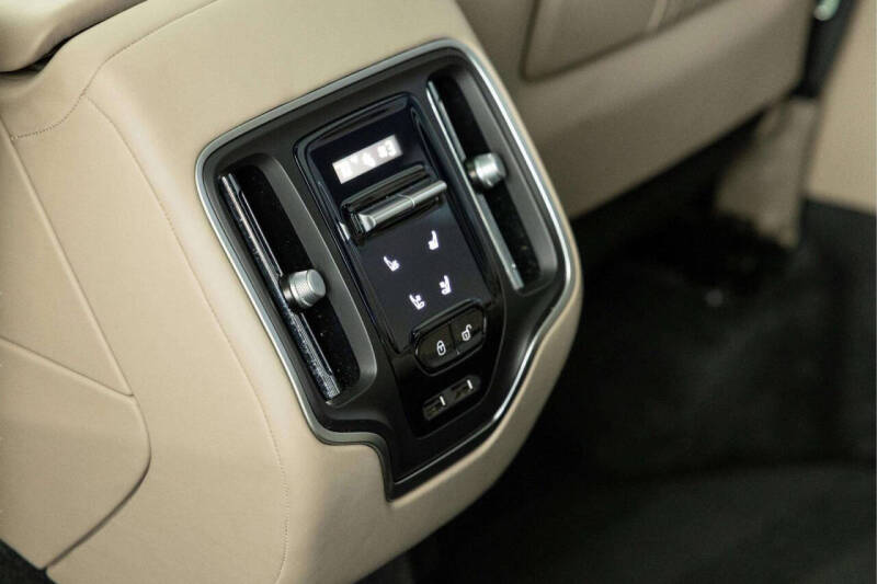 2025 Aston Martin DBX 707