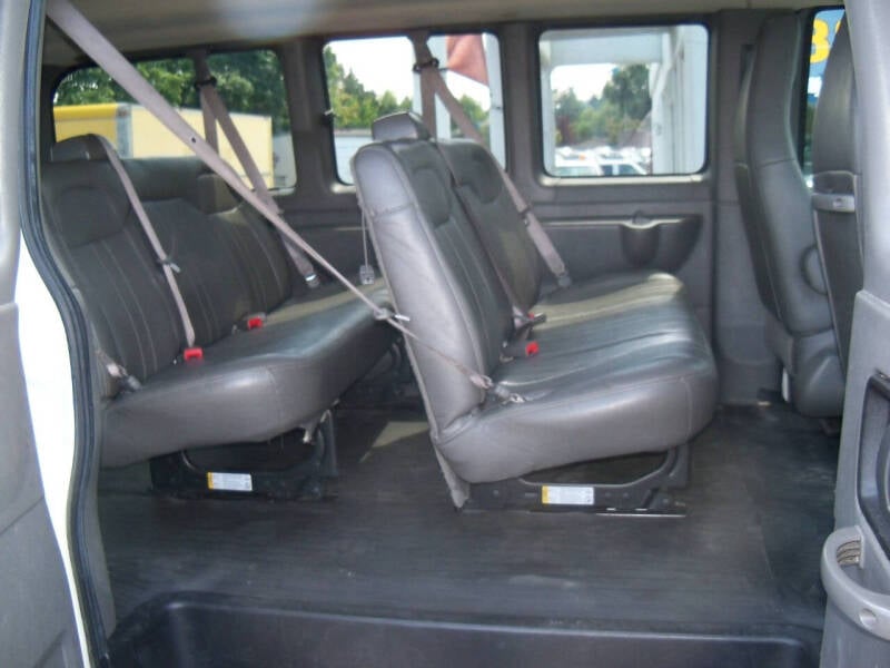 2017 Chevrolet Express Passenger LS photo 9