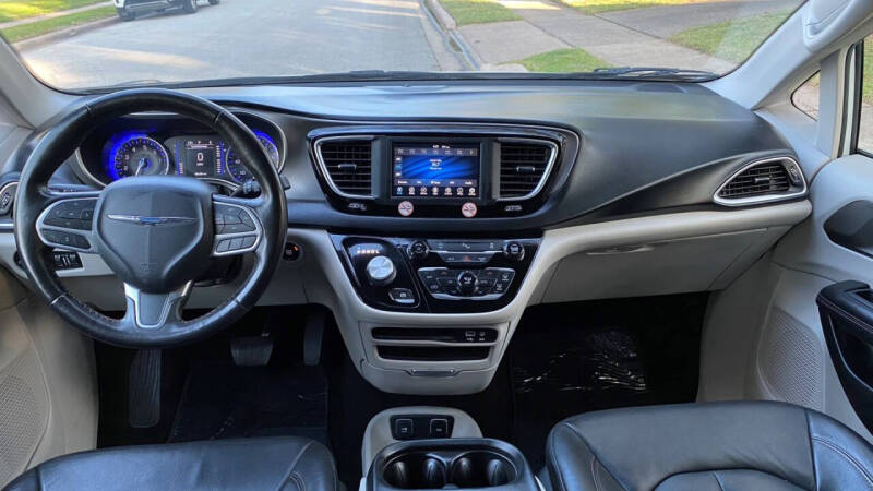 2020 Chrysler Pacifica Touring L photo 29