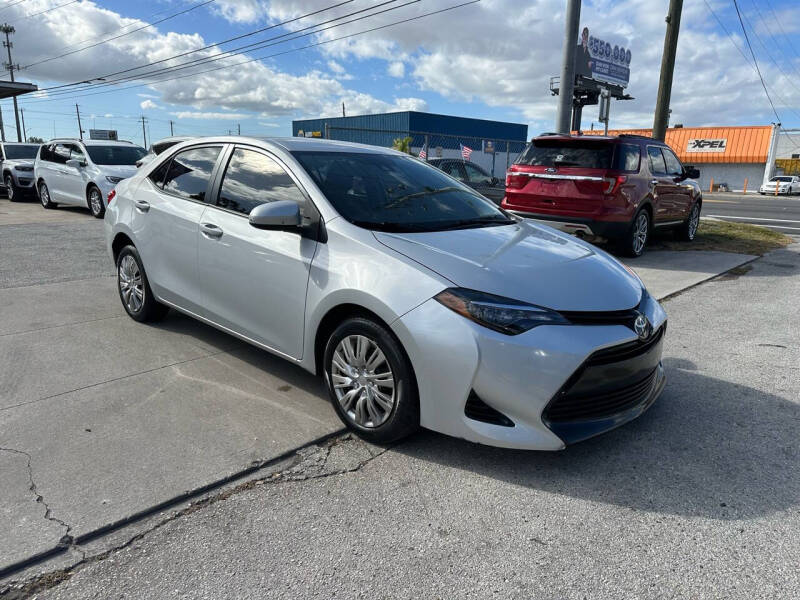 2017 Toyota Corolla LE photo 3