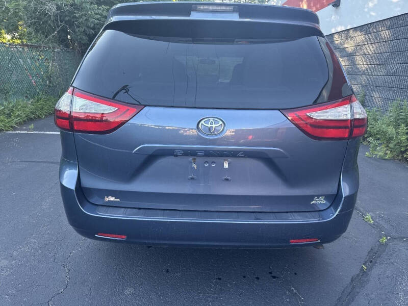 2017 Toyota Sienna LE 7-Passenger