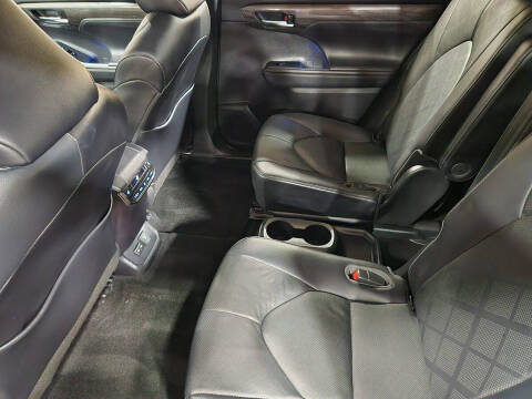 2022 Toyota Highlander Hybrid Platinum