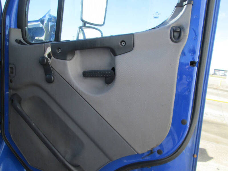 2011 Freightliner Business class M2